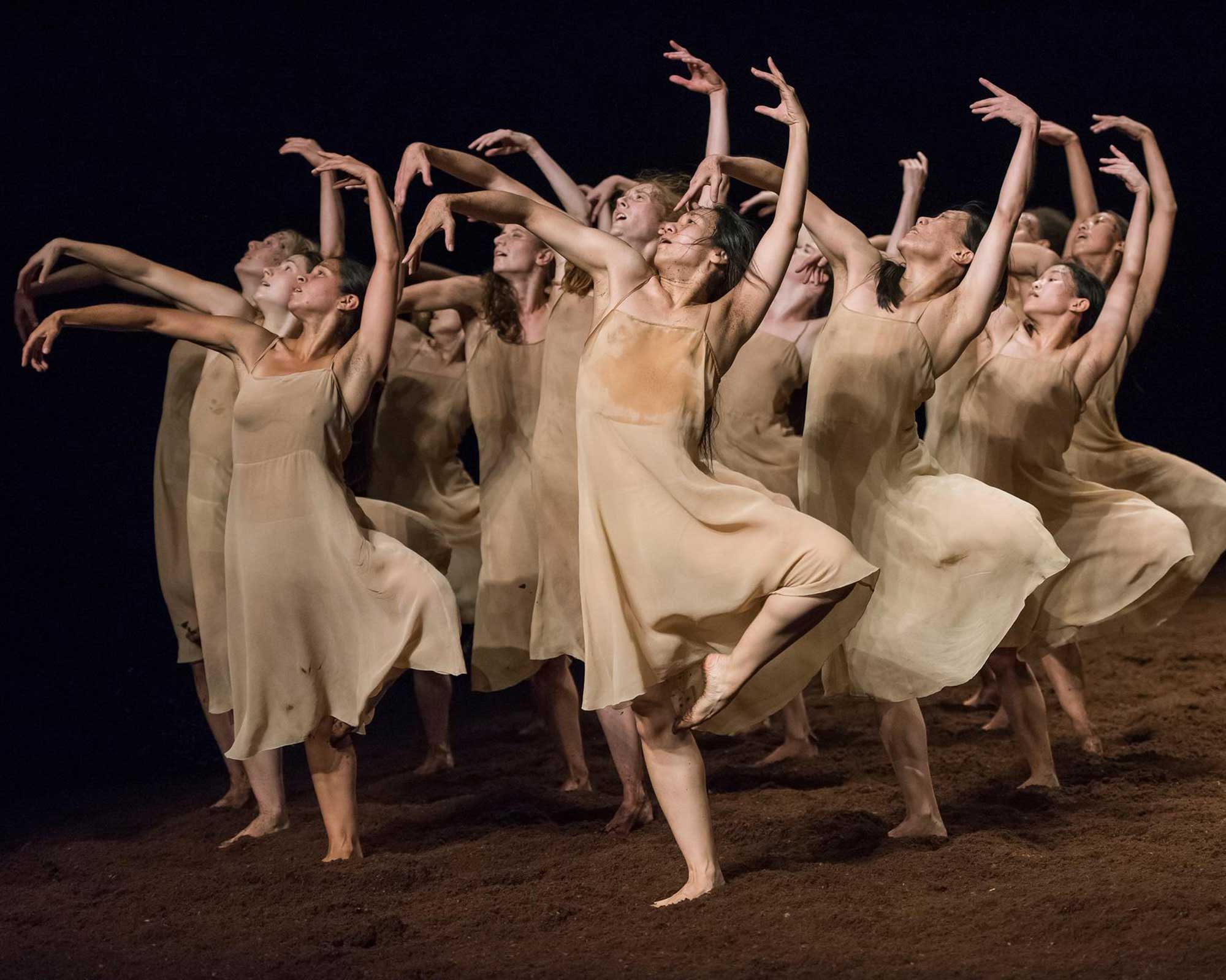 "Rite of Spring", performance pelo Tanztheater Wuppertal e coreografia de Pina Bausch (Foto: Stephanie Berger)