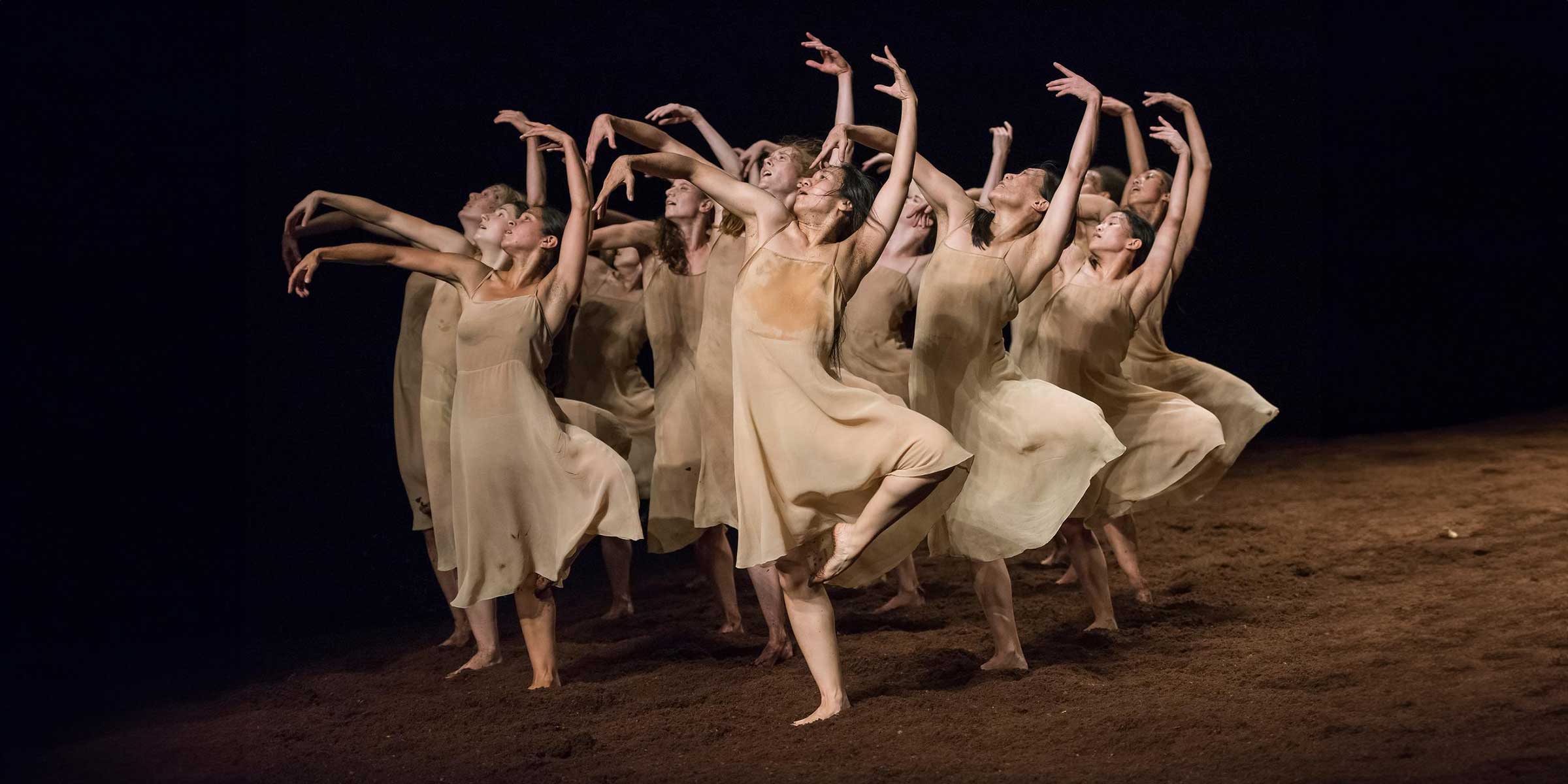 "Rite of Spring", performance pelo Tanztheater Wuppertal e coreografia de Pina Bausch (Foto: Stephanie Berger)